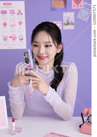 A woman in her 20s holding a kitschy item and holding various poses A woman in her 20s holding a kitschy item and holding various poses 120007571