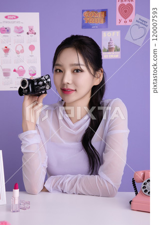 A woman in her 20s holding a kitschy item and holding various poses 120007593