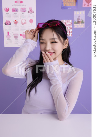 A woman in her 20s holding a kitschy item and holding various poses A woman in her 20s holding a kitschy item and holding various poses 120007633