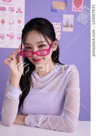 A woman in her 20s holding a kitschy item and holding various poses 120007635