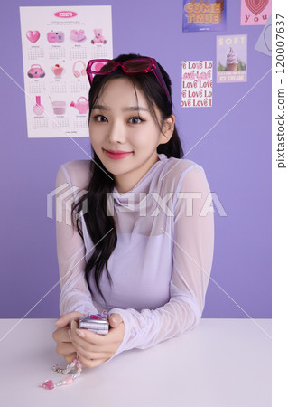 A woman in her 20s holding a kitschy item and holding various poses A woman in her 20s holding a kitschy item and holding various poses 120007637