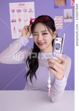 A woman in her 20s holding a kitschy item and holding various poses 120007644