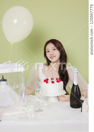 A woman in her 20s enjoying a bridal shower ahead of her wedding 120007778