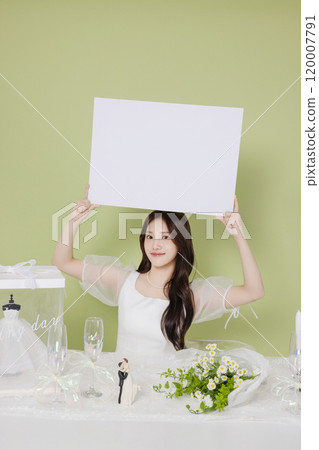 A woman in her 20s enjoying a bridal shower ahead of her wedding 120007791