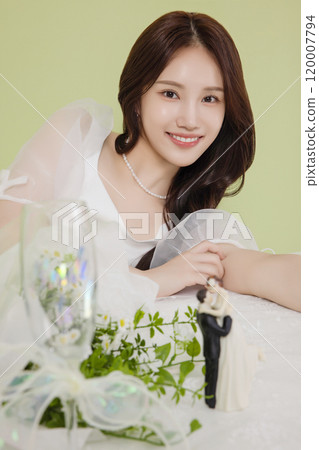 A woman in her 20s enjoying a bridal shower ahead of her wedding 120007794