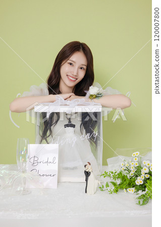 A woman in her 20s enjoying a bridal shower ahead of her wedding 120007800