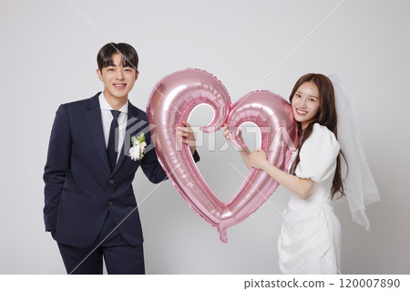 Newlyweds taking a wedding photo shoot 120007890