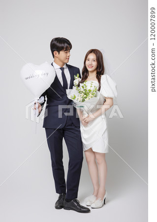 Newlyweds taking a wedding photo shoot 120007899