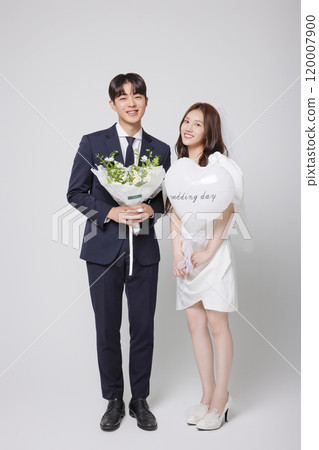 Newlyweds taking a wedding photo shoot Newlyweds taking a wedding photo shoot 120007900