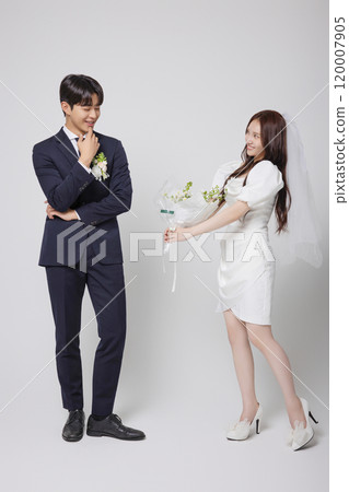 Newlyweds taking a wedding photo shoot Newlyweds taking a wedding photo shoot 120007905