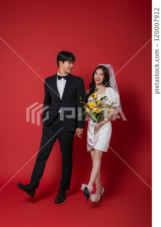 Newlyweds taking a wedding photo shoot Newlyweds taking a wedding photo shoot 120007912