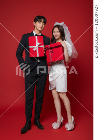 Newlyweds taking a wedding photo shoot Newlyweds taking a wedding photo shoot 120007927