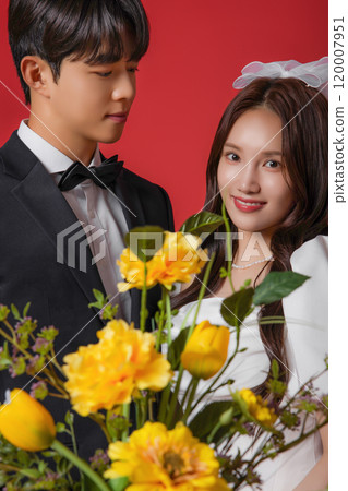 Newlyweds taking a wedding photo shoot 120007951