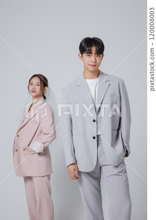 Newlyweds taking a wedding photo shoot 120008003