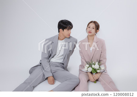 Newlyweds taking a wedding photo shoot 120008012