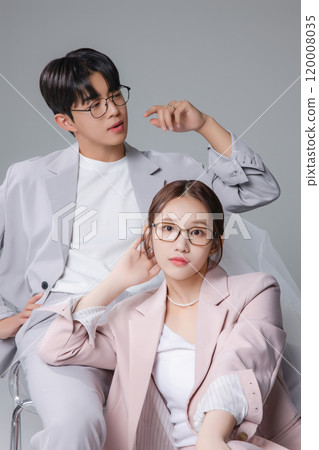 Newlyweds taking a wedding photo shoot 120008035