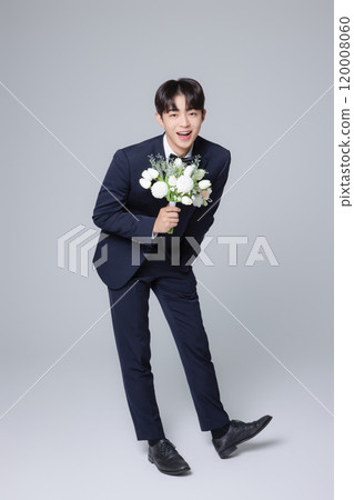 A man in his 20s wearing a suit and taking a wedding photo shoot 120008060