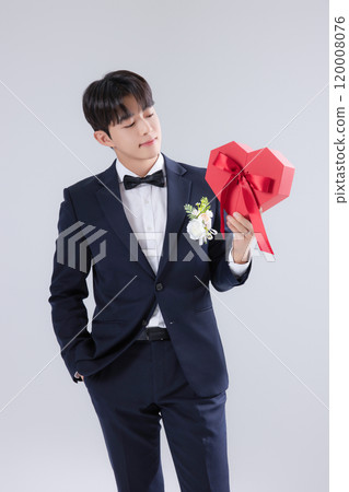 A man in his 20s wearing a suit and taking a wedding photo shoot 120008076
