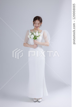 A woman in her 20s wearing a dress and taking a wedding photo shoot 120008085