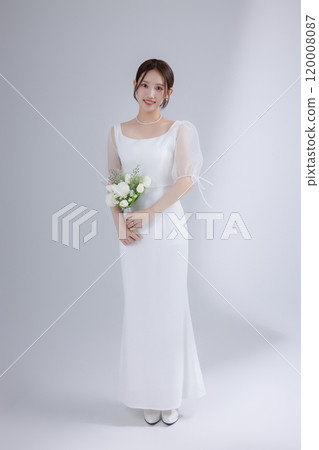 A woman in her 20s wearing a dress and taking a wedding photo shoot 120008087