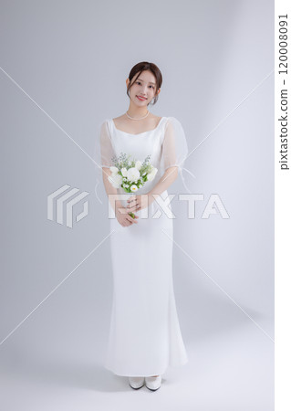 A woman in her 20s wearing a dress and taking a wedding photo shoot A woman in her 20s wearing a dress and taking a wedding photo shoot 120008091