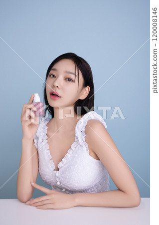 A woman in her 20s posing with a cool-toned lip product A woman in her 20s posing with a cool-toned lip product 120008146