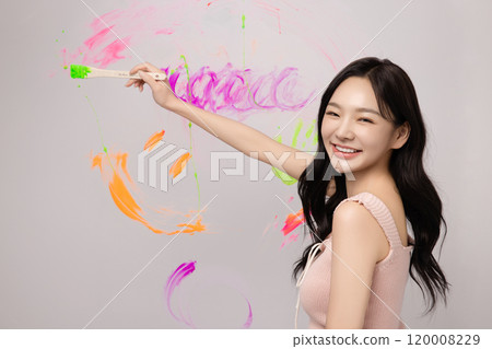 A woman in her 20s who drew colorful graffiti on the wall with paint 120008229