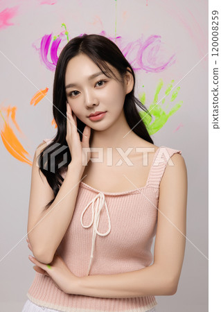 A woman in her 20s who drew colorful graffiti on the wall with paint 120008259