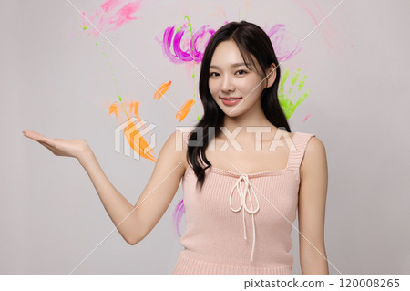 A woman in her 20s who drew colorful graffiti on the wall with paint 120008265