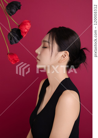 A woman in her 20s showing an elegant pose using poppy flowers 120008312