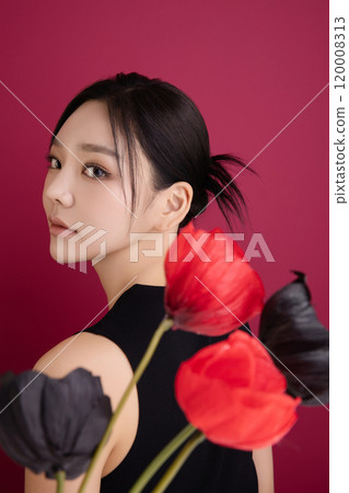 A woman in her 20s showing an elegant pose using poppy flowers 120008313