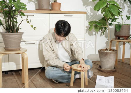 A man in his 20s with a hobby of growing plants 120008464