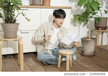 A man in his 20s with a hobby of growing plants A man in his 20s with a hobby of growing plants 120008466