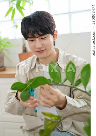 A man in his 20s with a hobby of growing plants 120008474