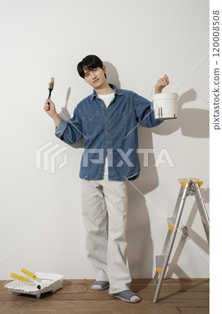 A man in his 20s painting a wall A man in his 20s painting a wall 120008508