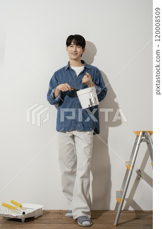 A man in his 20s painting a wall A man in his 20s painting a wall 120008509