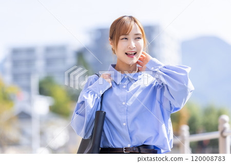 Smiling business woman Smiling business woman 120008783