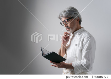 Male chef looking at documents 120008977