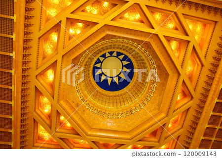 台灣旅遊勝地「中正紀念堂」的天花板裝飾 120009143