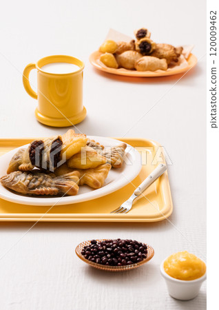 Bungeoppang plated on a yellow tray and milk in a mug 120009462