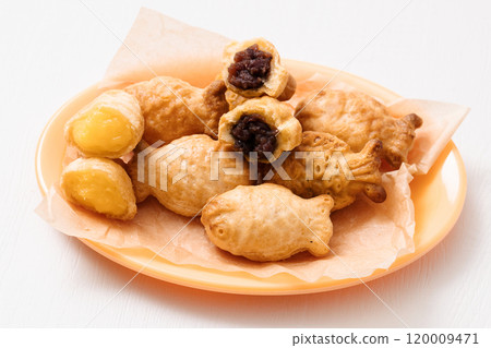 Bungeoppang plated on a yellow plate 120009471