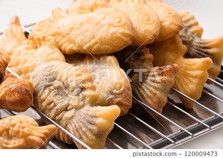 Golden brown baked bungeoppang Golden brown baked bungeoppang 120009473