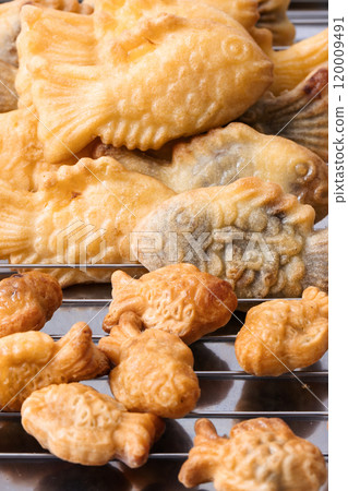 Golden brown baked bungeoppang and mini bungeoppang Golden brown baked bungeoppang and mini bungeoppang 120009491