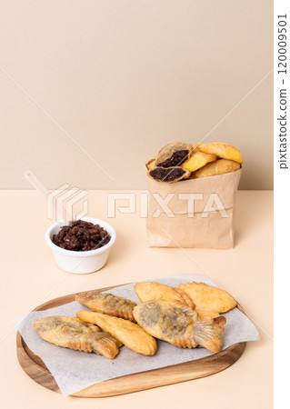 Bungeoppang stuffed in a paper bag and plated bungeoppang Bungeoppang stuffed in a paper bag and plated bungeoppang 120009501