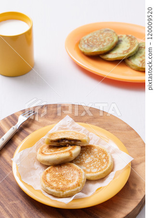 Hotteok, milk and honey plated on a wooden tray 120009520