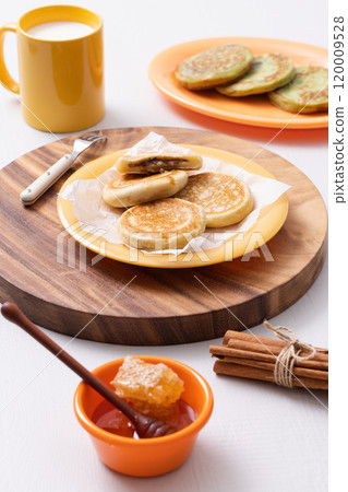 Hotteok, milk and honey plated on a wooden tray 120009528