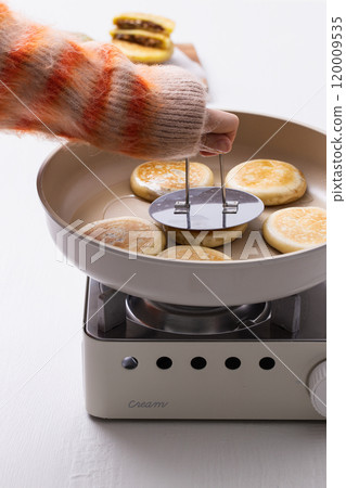 Scene of frying pancakes in a frying pan 120009535