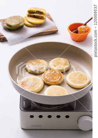 Scene of frying pancakes in a frying pan 120009537
