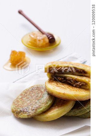 Delicious winter snack hotteok and milk 120009538