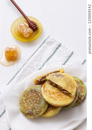 Delicious winter snack hotteok and milk 120009542